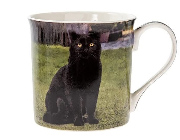 Taza de té con gato negro